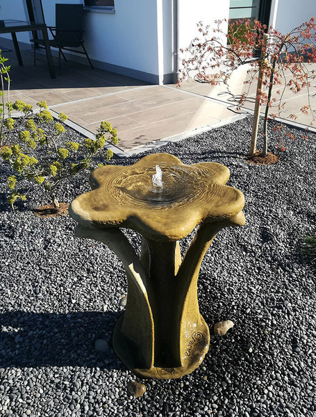 Zierbrunnen aus Cotswold-Stone in Form einer Blüte.\\n\\n18.06.2019 14:19