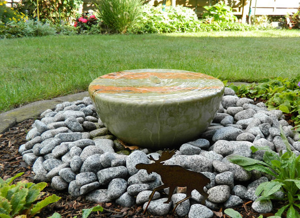 Kunstvoller Keramikbrunnen für den Garten in bräunlichen und grünlichen Tönen gehalten.\\n\\n18.06.2019 14:19