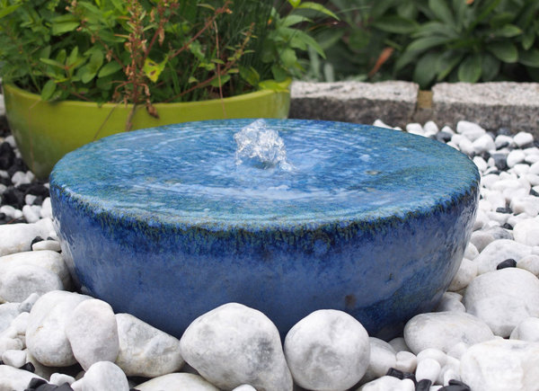 Von Künstlerhand gefertigter Keramikbrunnen für den Garten in Blautönen - die Meereshalbkugel.\\n\\n18.06.2019 14:19