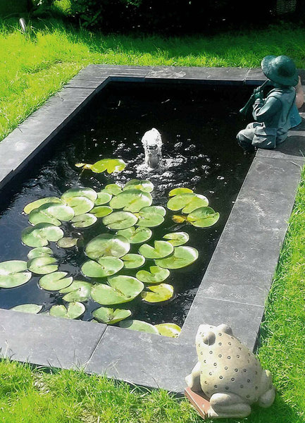 Gartenteich-Becken mit Seerosen und Gartendeko. In der Mitte vom GFK-Becken wurde ein Schaumsprudler als Wasserspiel installiert.\\n\\n18.06.2019 14:19